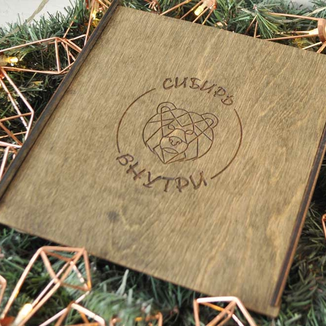 подарочный набор зеркальных синих игрушек в сибирской тематике в деревянной коробочке