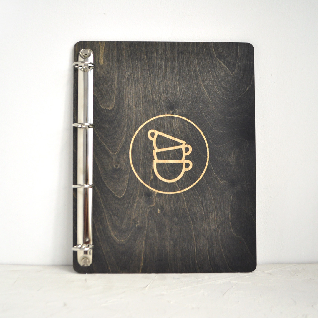 планшет А4 для меню с кольцами с гравировкой логотипа заказать