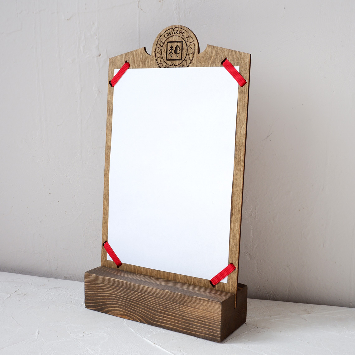 тейбл-тент деревянный под листовку меню а5 с резинками зажимами заказать с логотипом