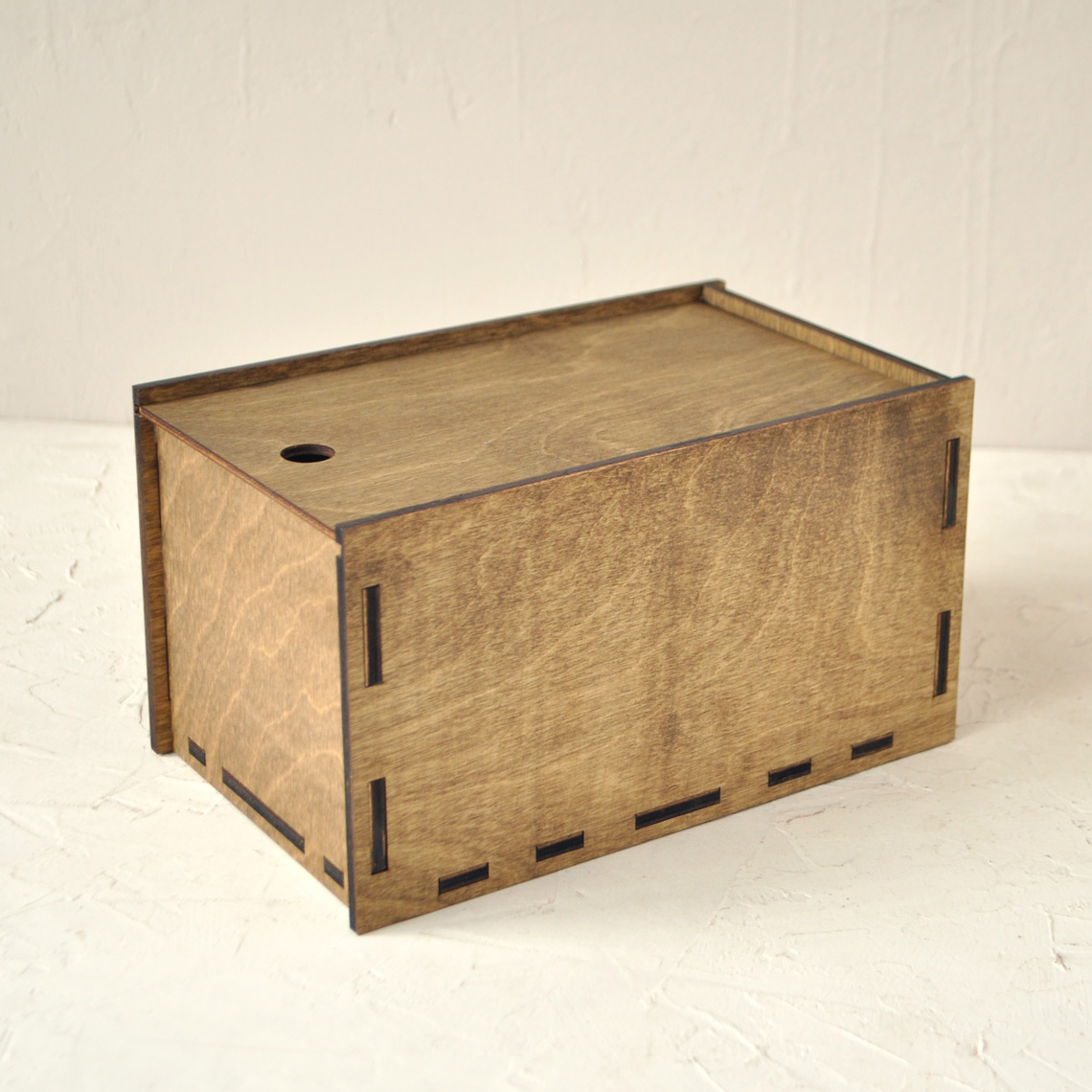 деревянная коробка с выдвижной крышкой купить заказать по своим размерам с гравировкой