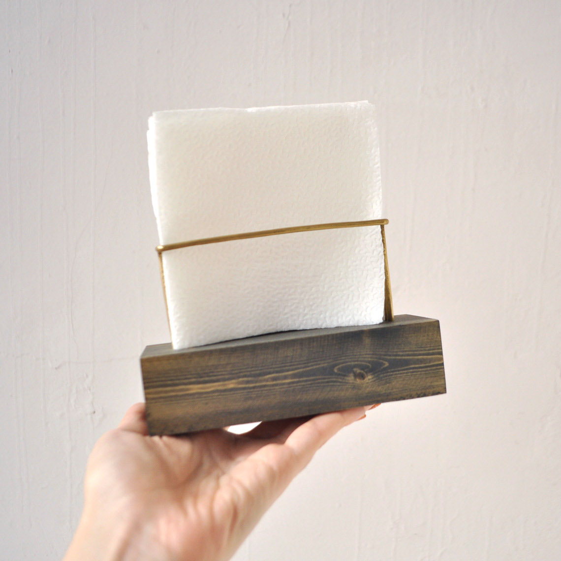 деревянная салфетница из массива с латунью в стиле лофт купить заказать с логотипом