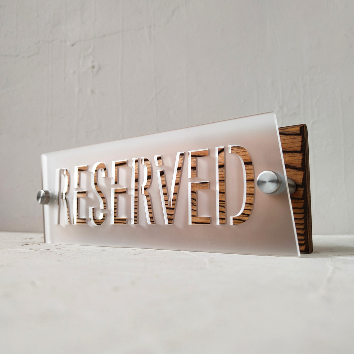 необычная полупрозрачная табличка резерва стола для кафе ресторана заказать купить с доставкой в любой город