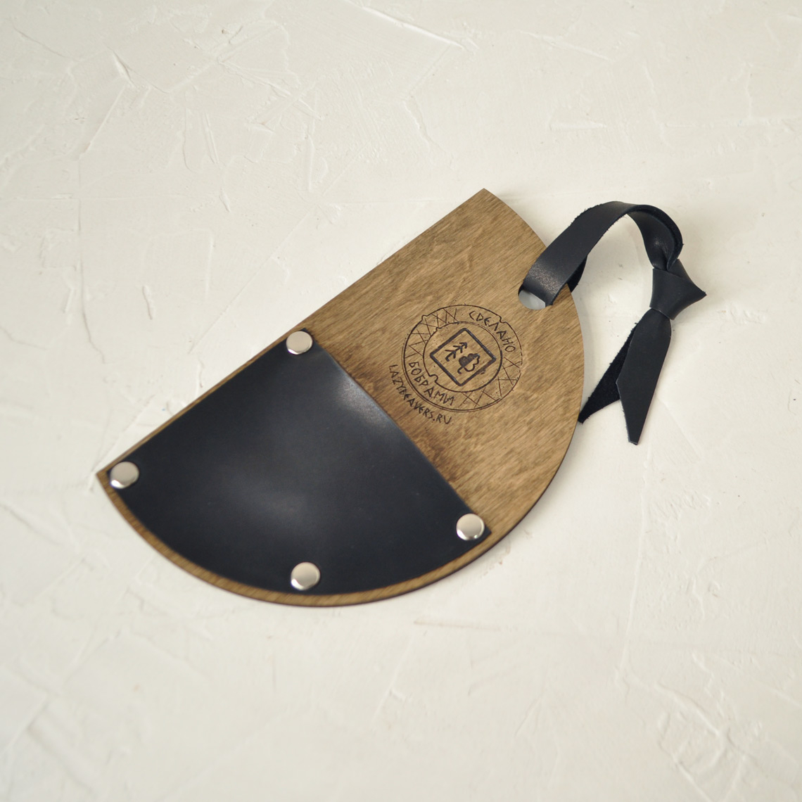 Счетница планшет с кожаным кармашком с гравировкой логотипа купить для кафе или ресторана