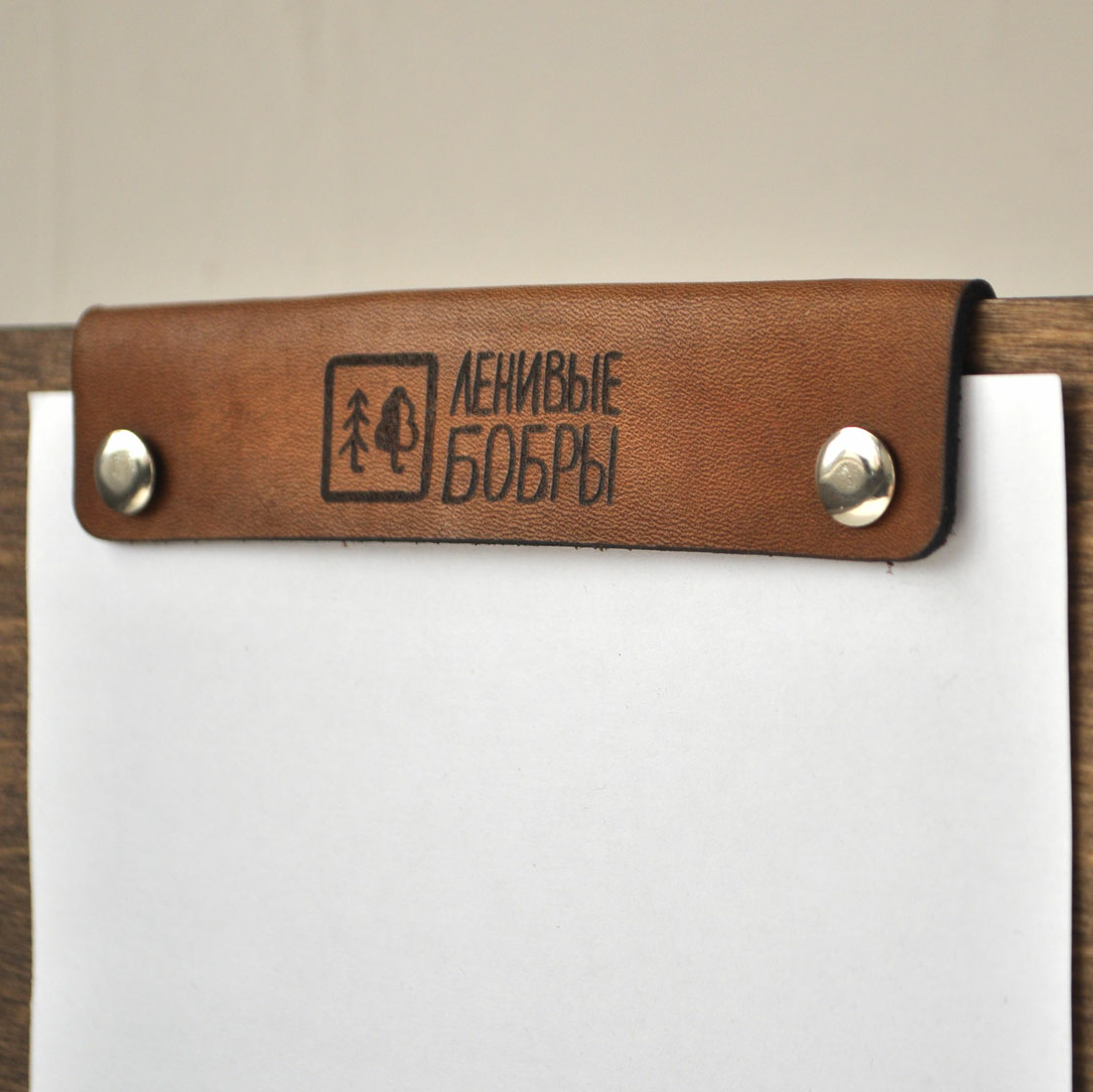 деревянный тейбл-тент на винтах двухсторонний купить заказать с гравировкой логотипа