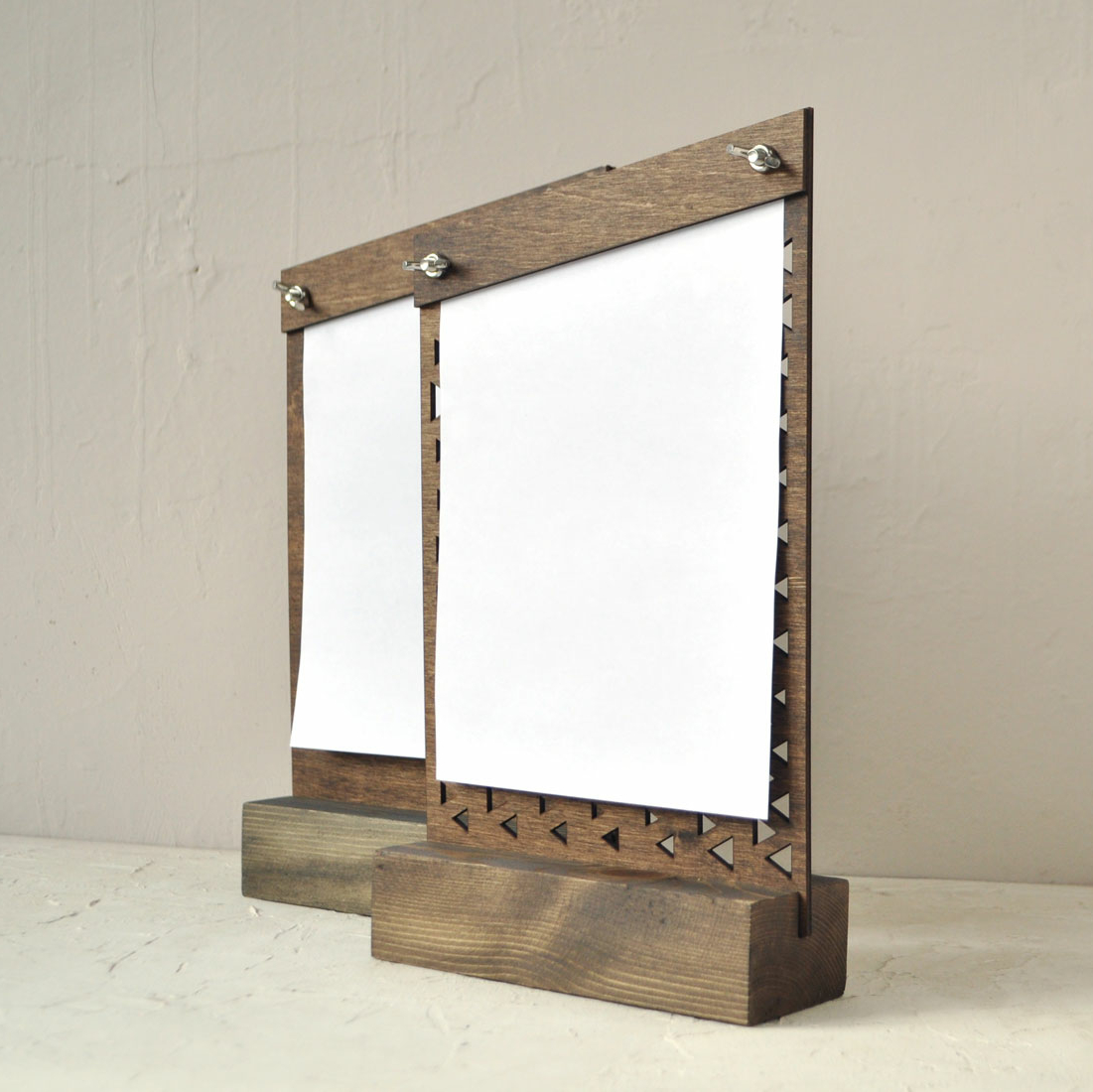 деревянный тейбл-тент на винтах на подставке купить заказать с гравировкой логотипа