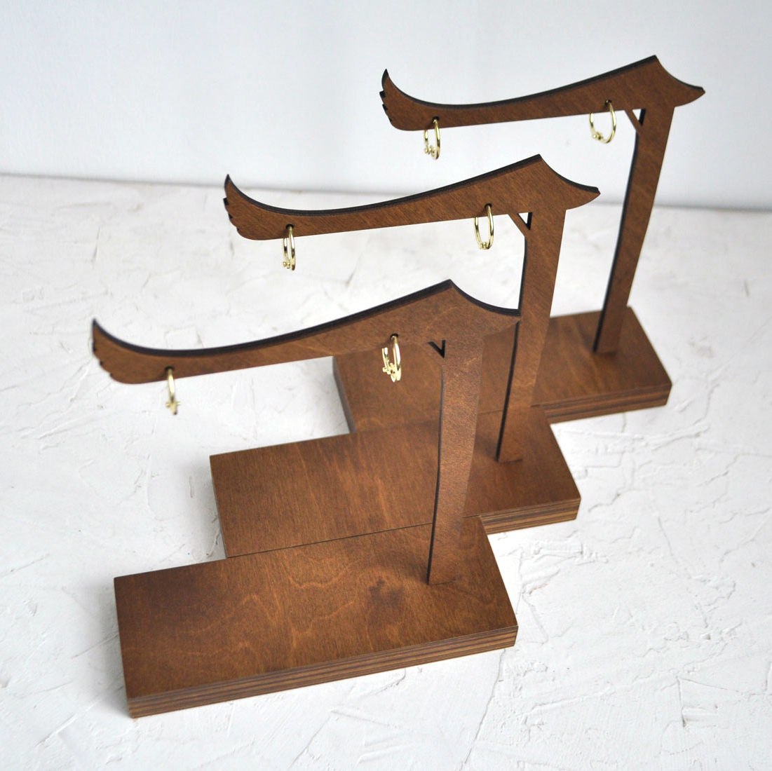 держатель для таблички с кольцами из дерева купить заказать со своим логотипом