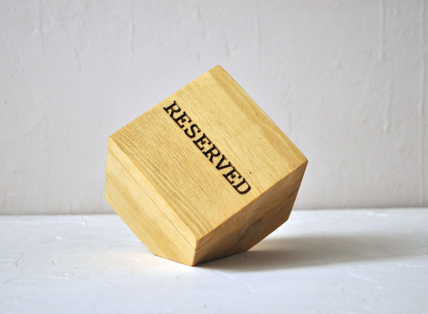 Кубик из массива дерева - резерв на стол с гравировкой