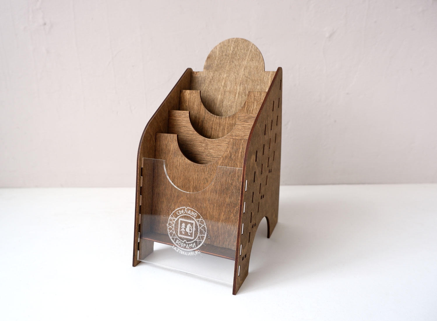 Стенд для листовок 4 отсека