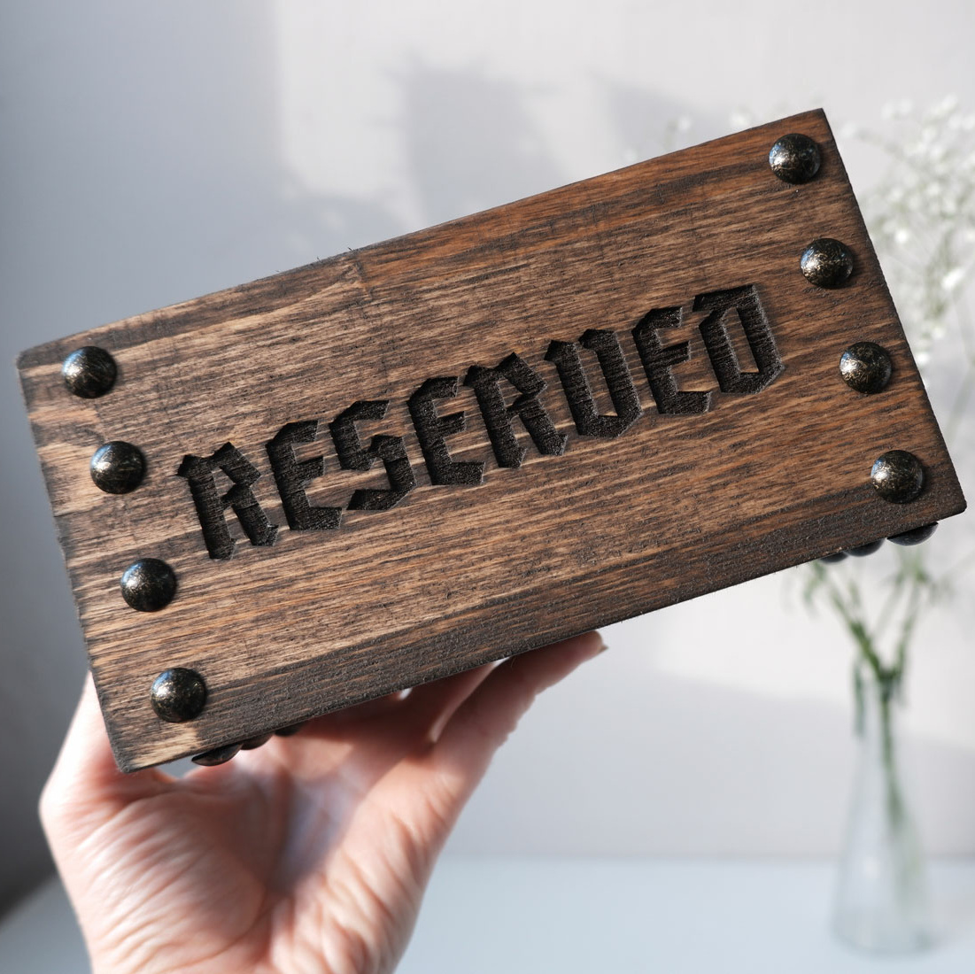 Табличка резерва стола - брусок под старину с гвоздиками