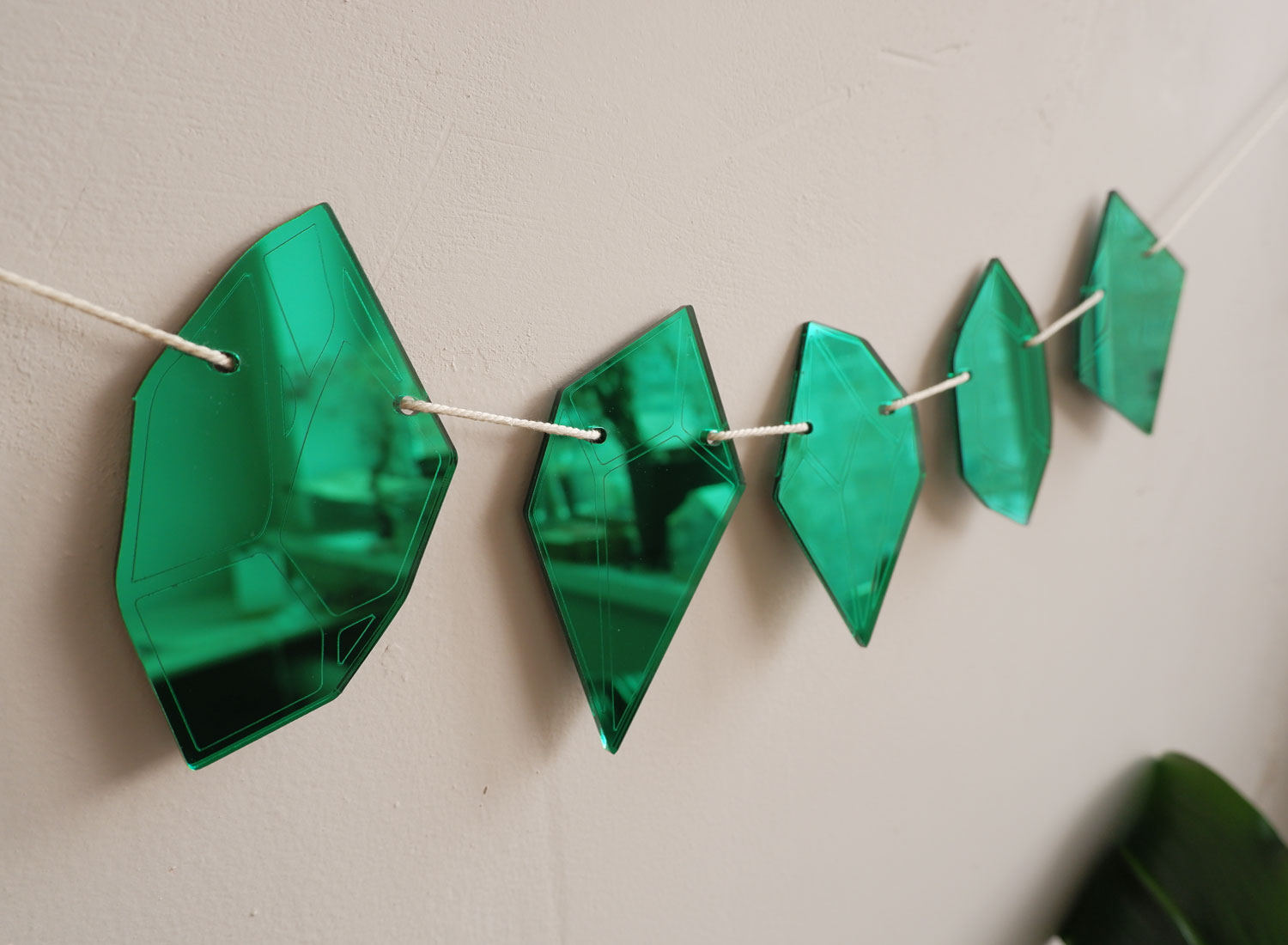 Гирлянда из больших зеркальных акриловых кристаллов