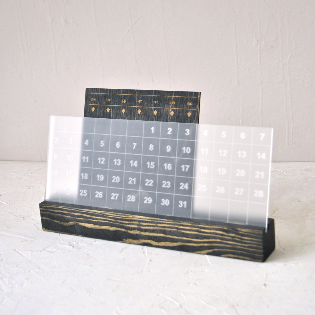вечный календарь стильный из дерева с логотипом корпоративный подарок с гравировкой