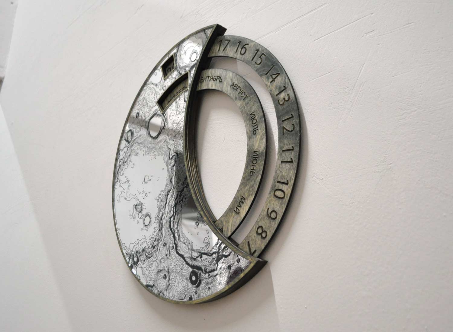 Вечный календарь "Луна" из дерева и зеркального акрила с гравировкой