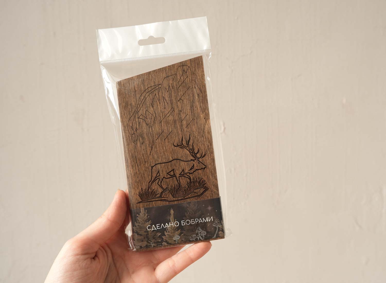 Подставка под телефон из дерева - "Столбы"