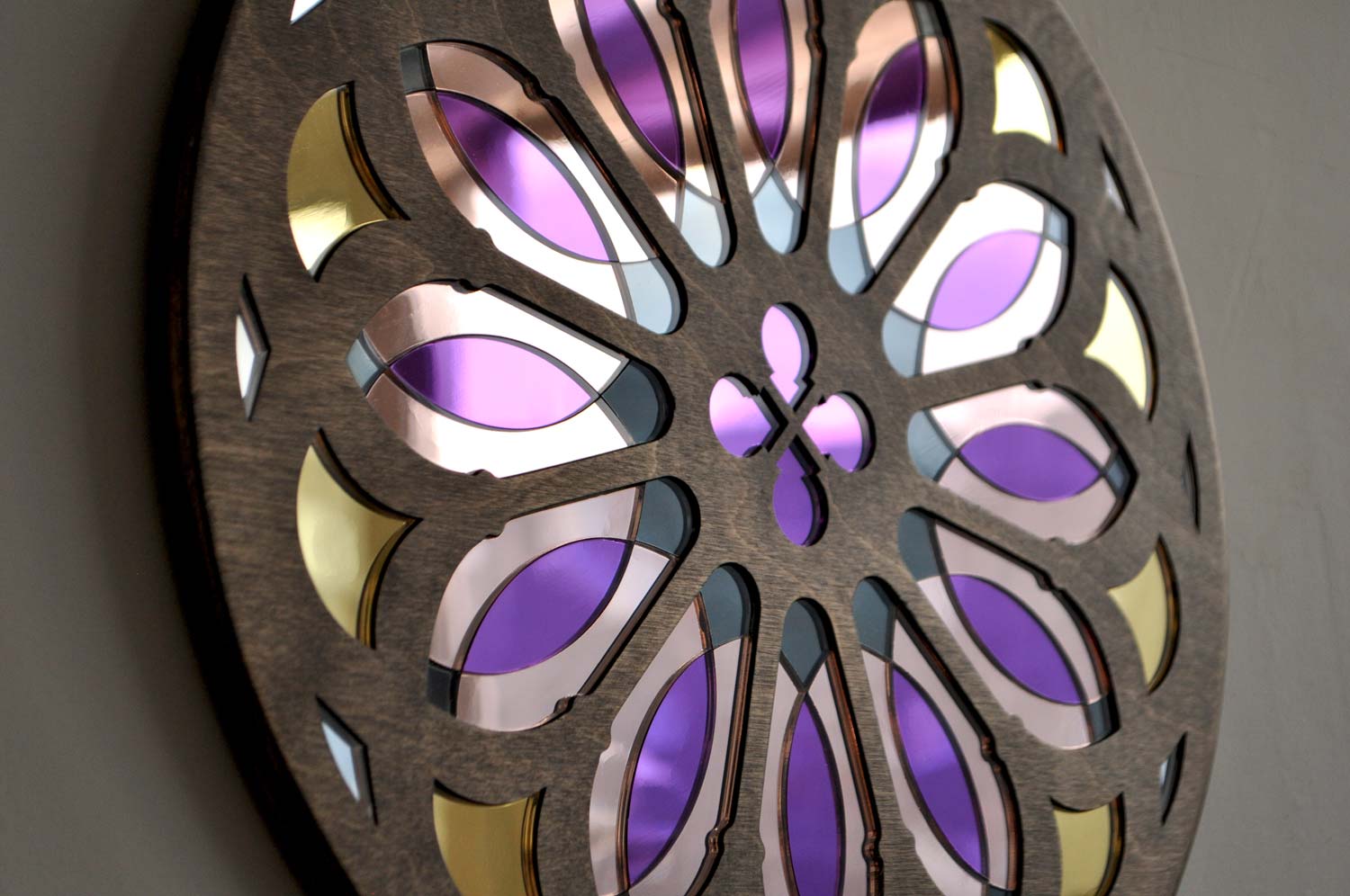 Декоративное зеркало из дерева с цветными вставками "Витраж"