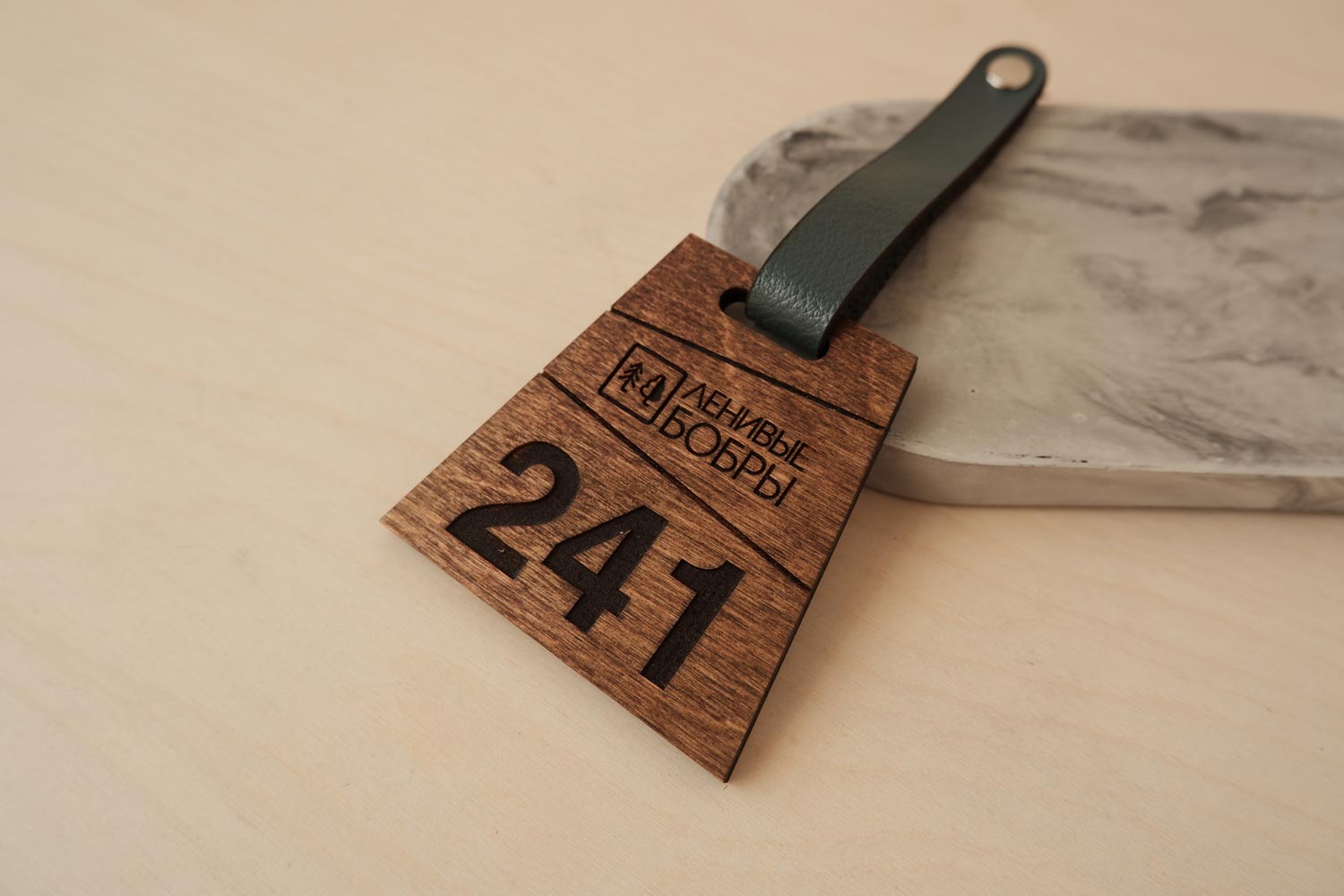 Номерок для гардероба деревянный с логотипом на кожаной петле