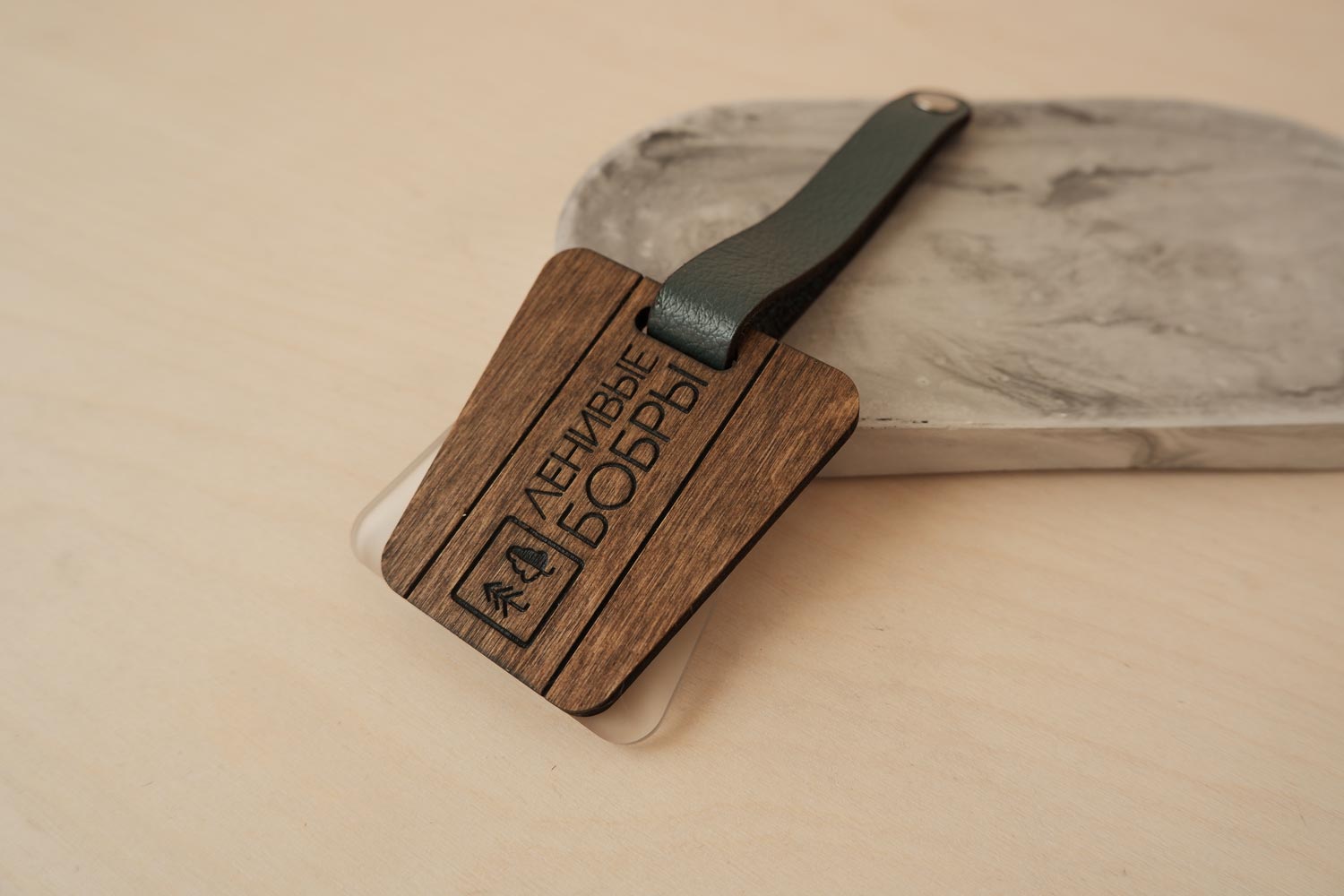 Номерок для гардероба с логотипом деревянный с акрилом и петлей из кожи