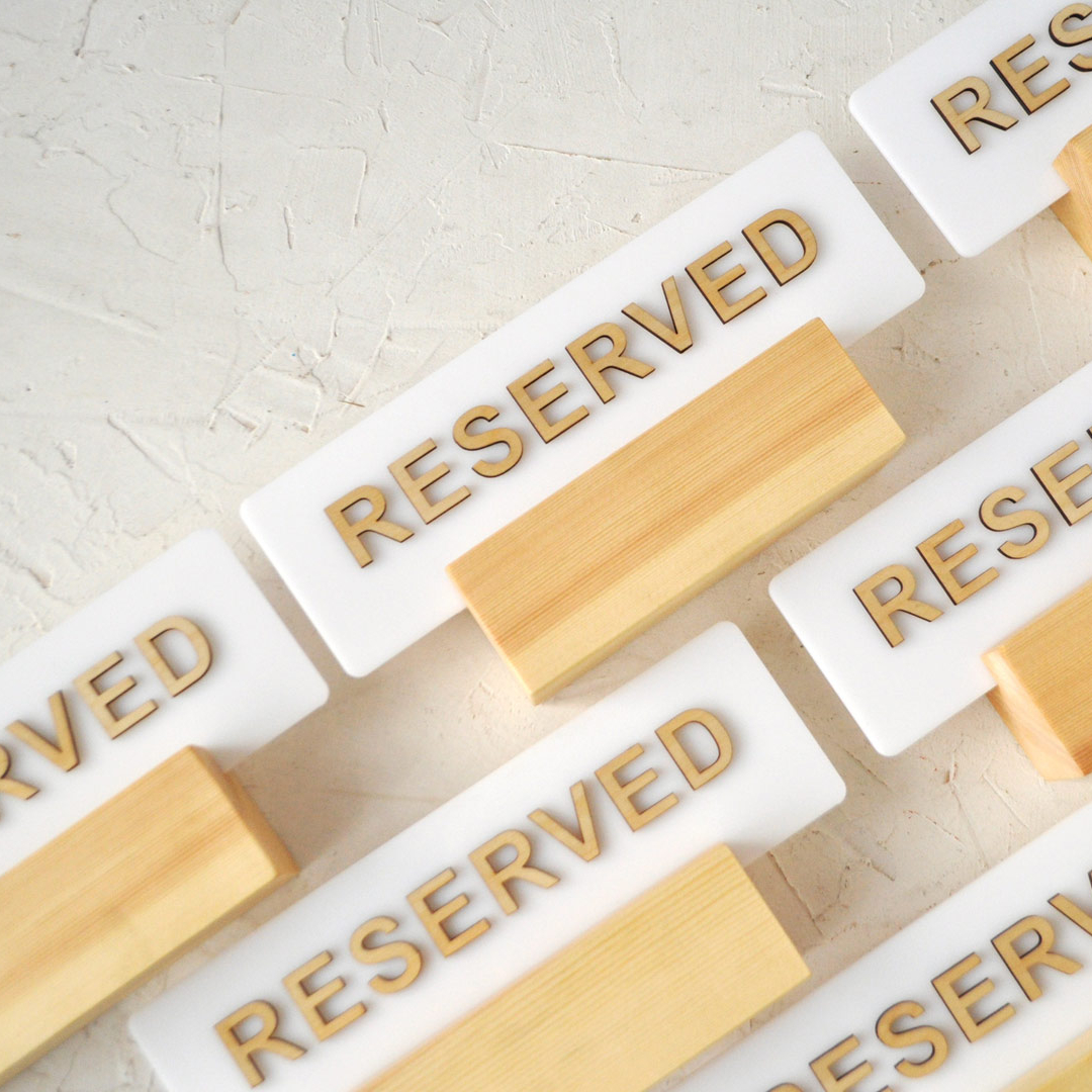табличка для резерва стола из дерева белая стильная необычная для кафе бара ресторана заказать с доставкой по РФ