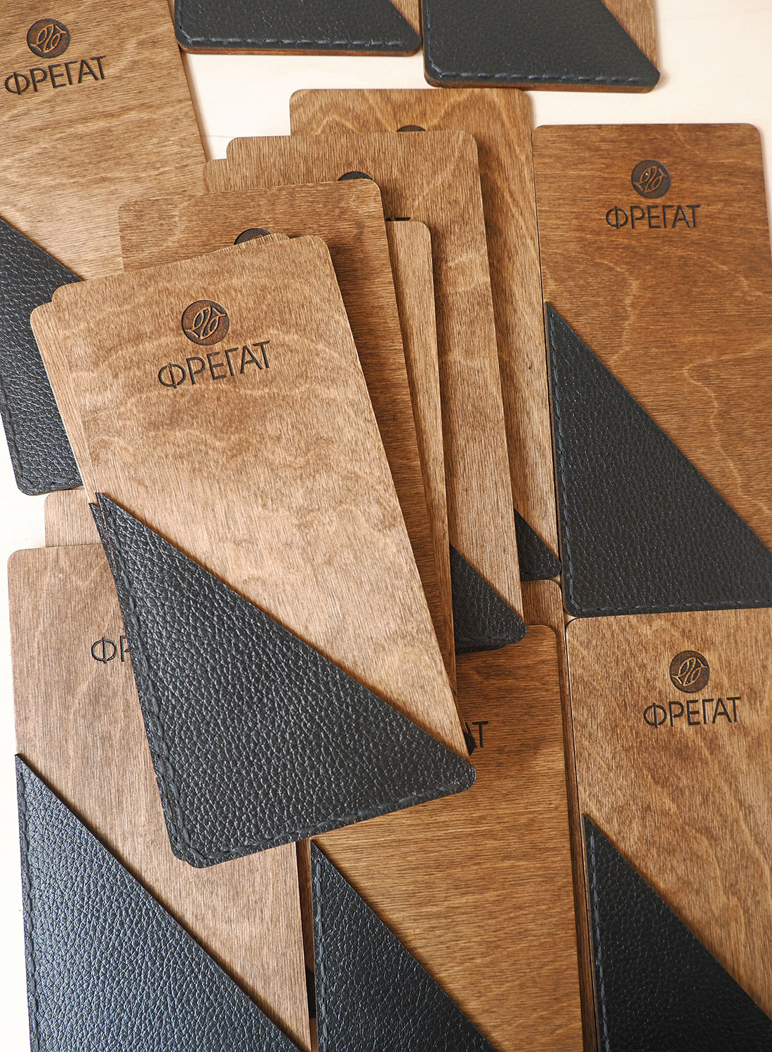 Счетница деревянная с кожаным кармашком