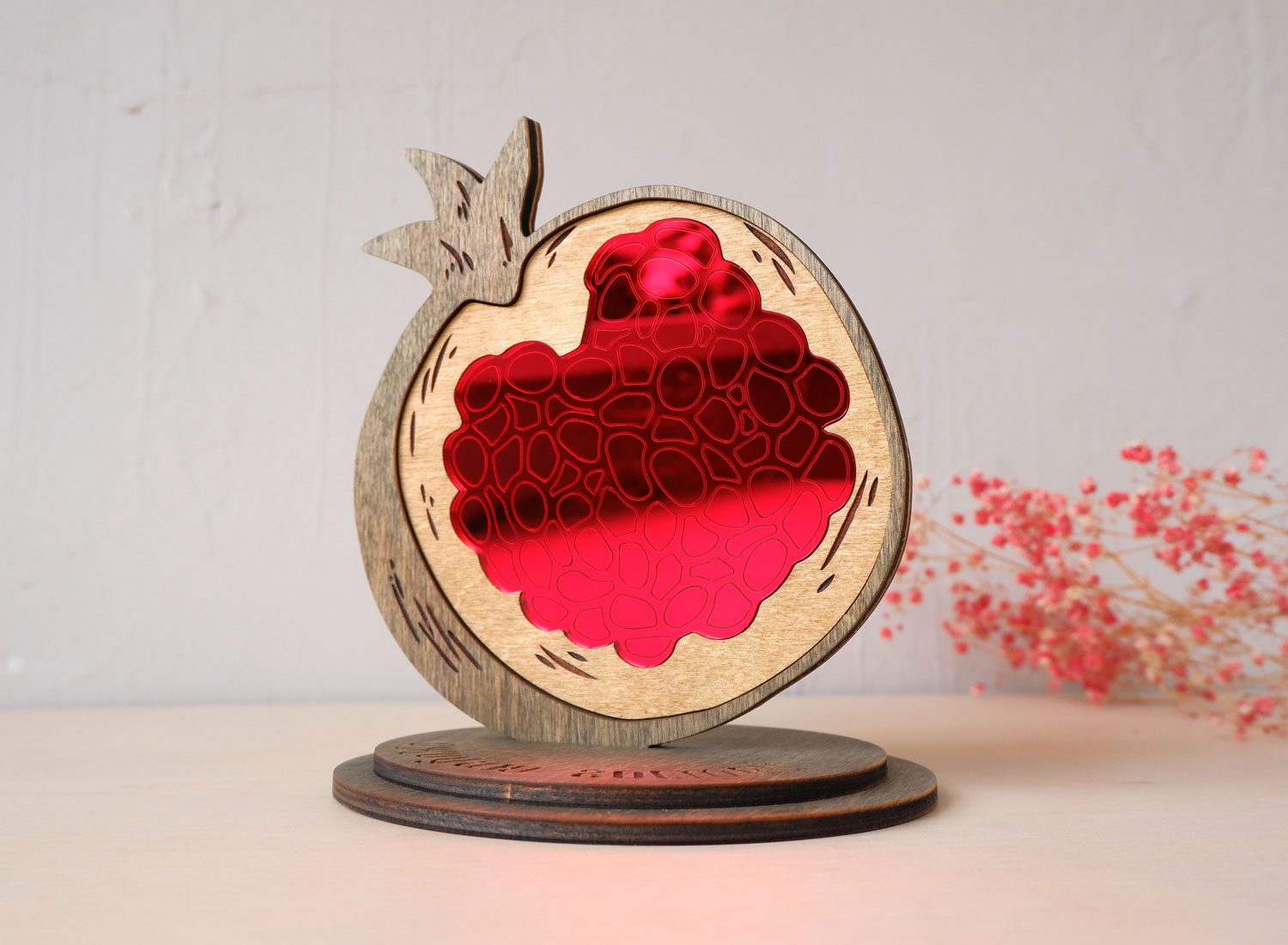 Табличка для резерва стола гранат красный зеркальный на подставке из дерева