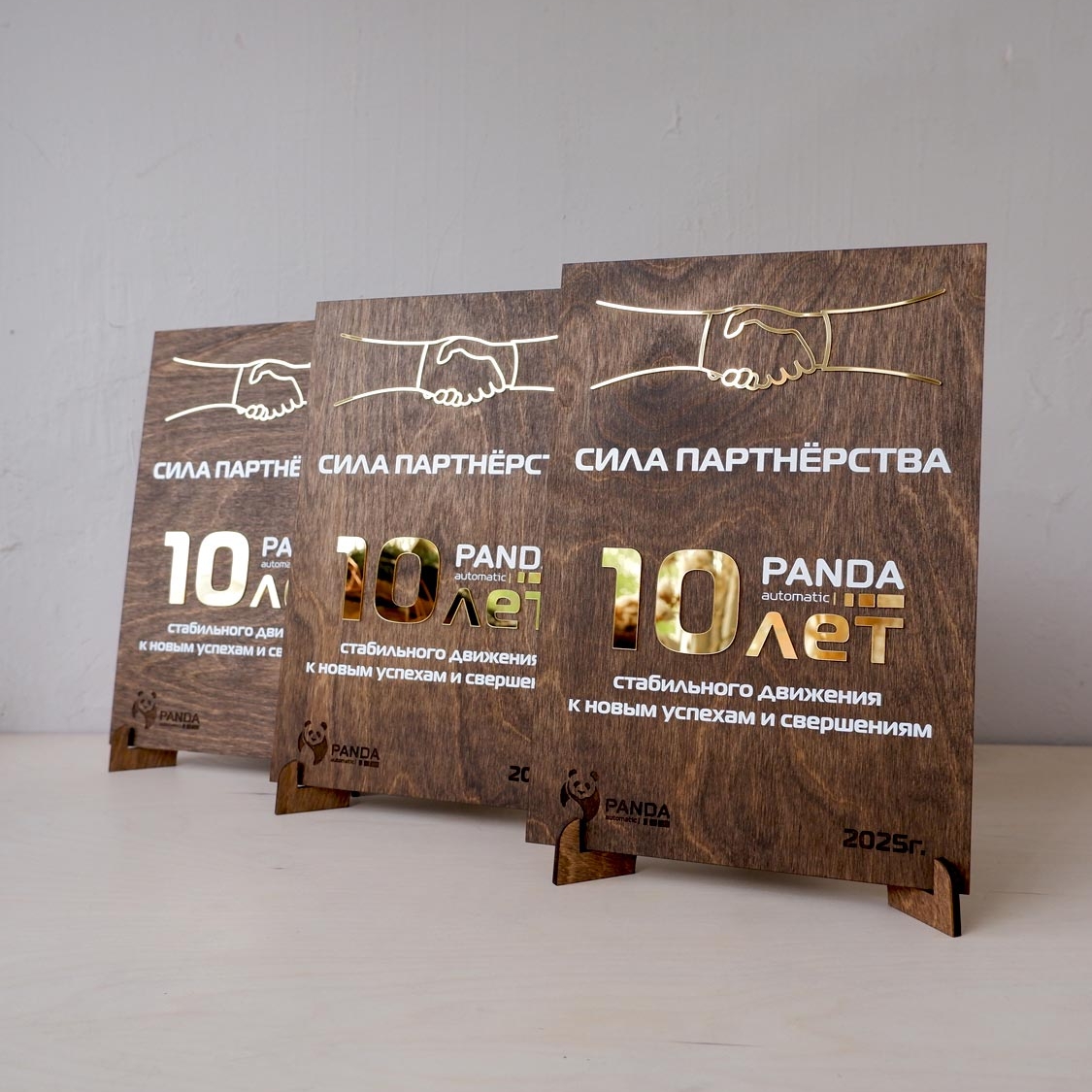 Плакетка диплом из дерева с зеркальными элементами, цветной печатью и гравировкой - на заказ