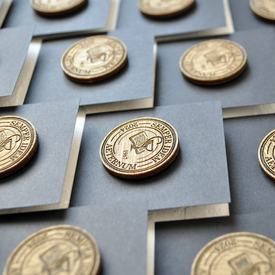 деревянные значки с гравировкой заказать индивидуальной со своим логотипом рисунком надписью из дерева