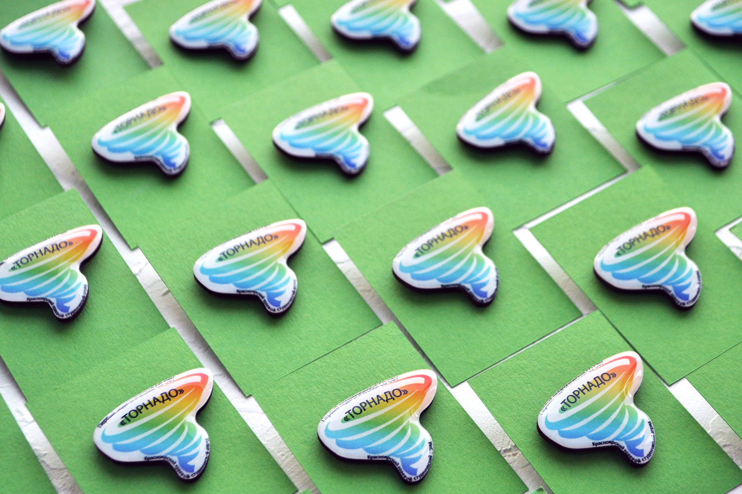 Значки с цветной печатью и покрытием ювелирной смолой на заказ