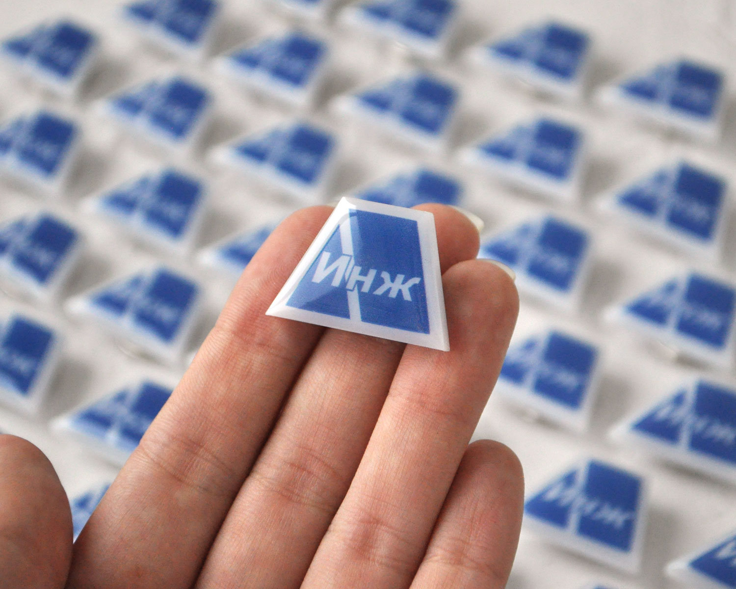 Значки с цветной печатью и покрытием ювелирной смолой на заказ