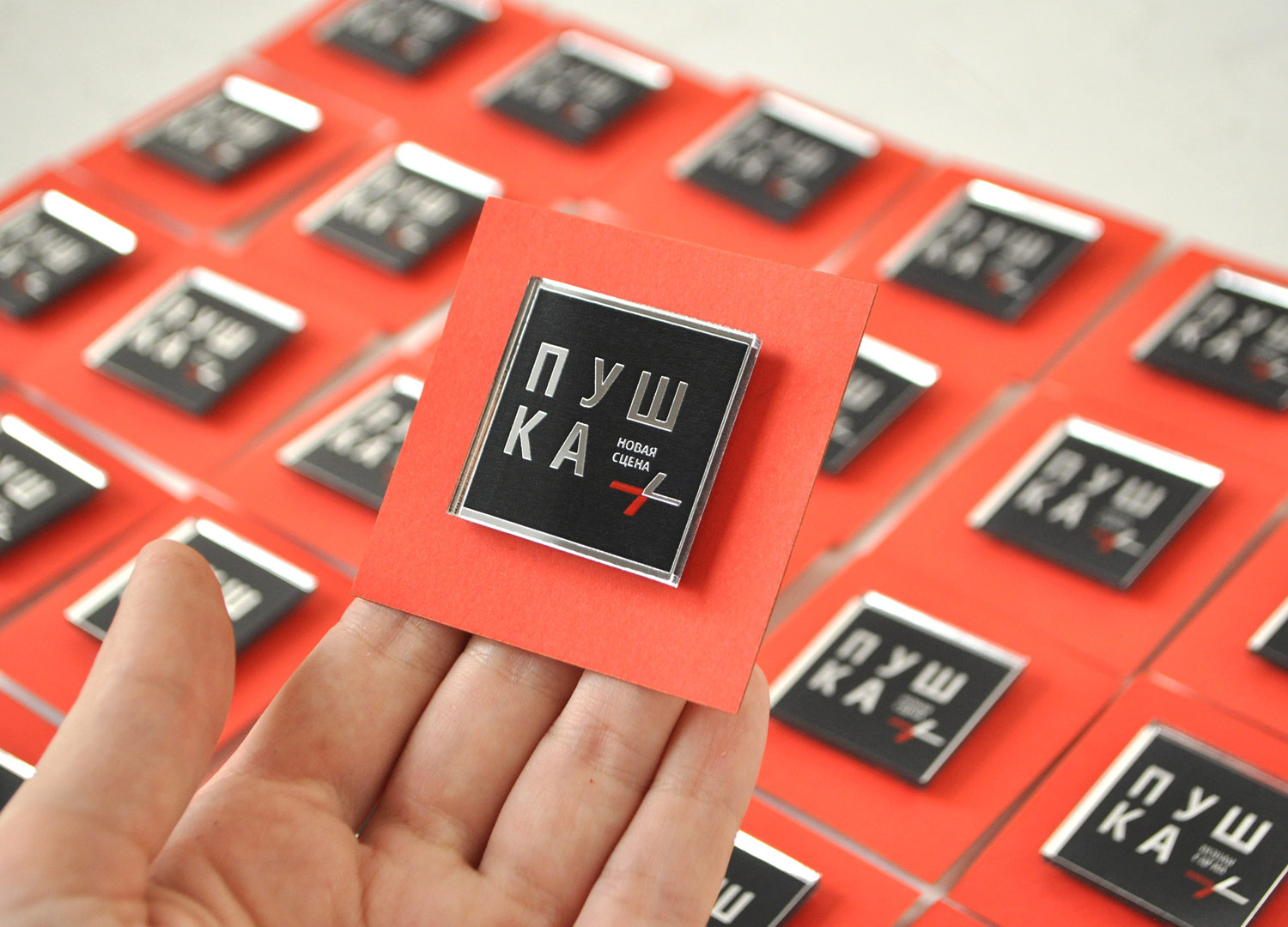 Значки из зеркального акрила на заказ