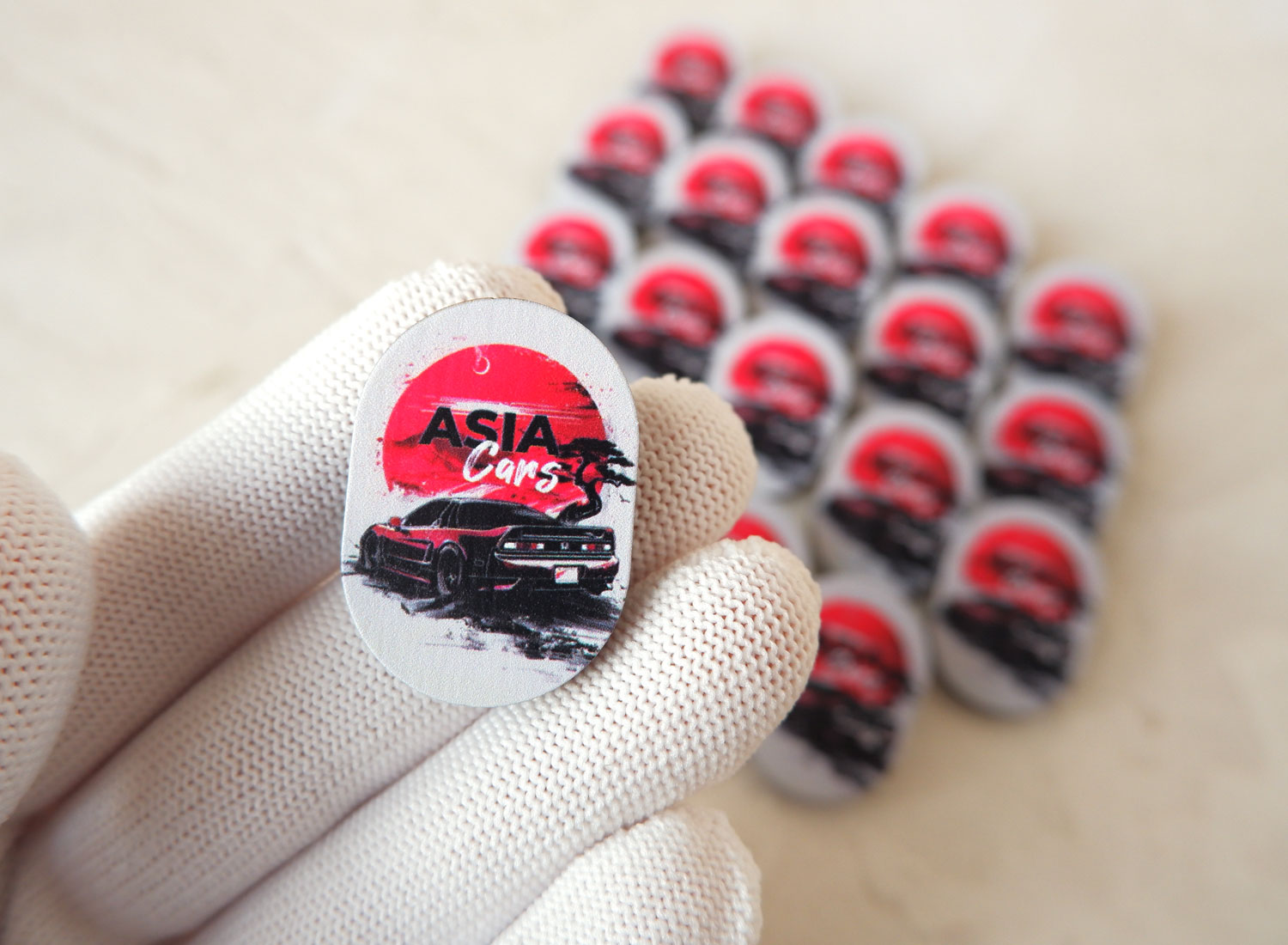 Значки из дерева и прозрачного акрила с цветной печатью на заказ