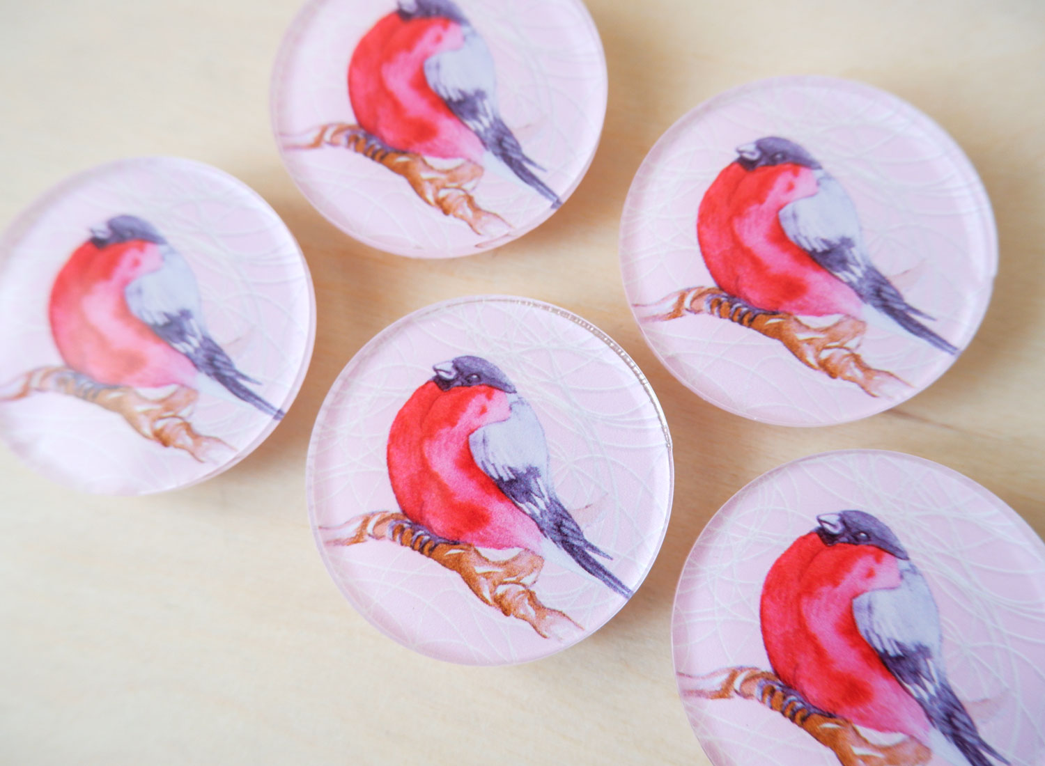 Значки из дерева и прозрачного акрила с цветной печатью на заказ