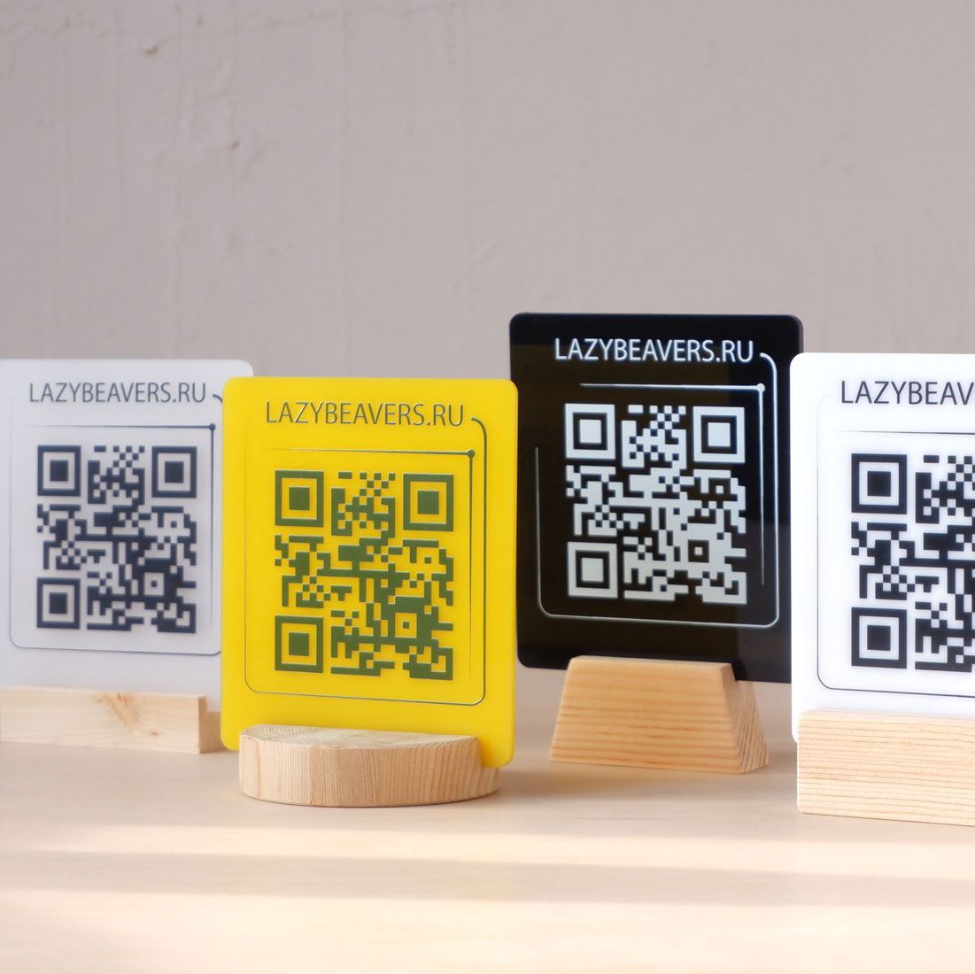 Табличка из акрила квадратная с печатью QR кода на деревянном основании
