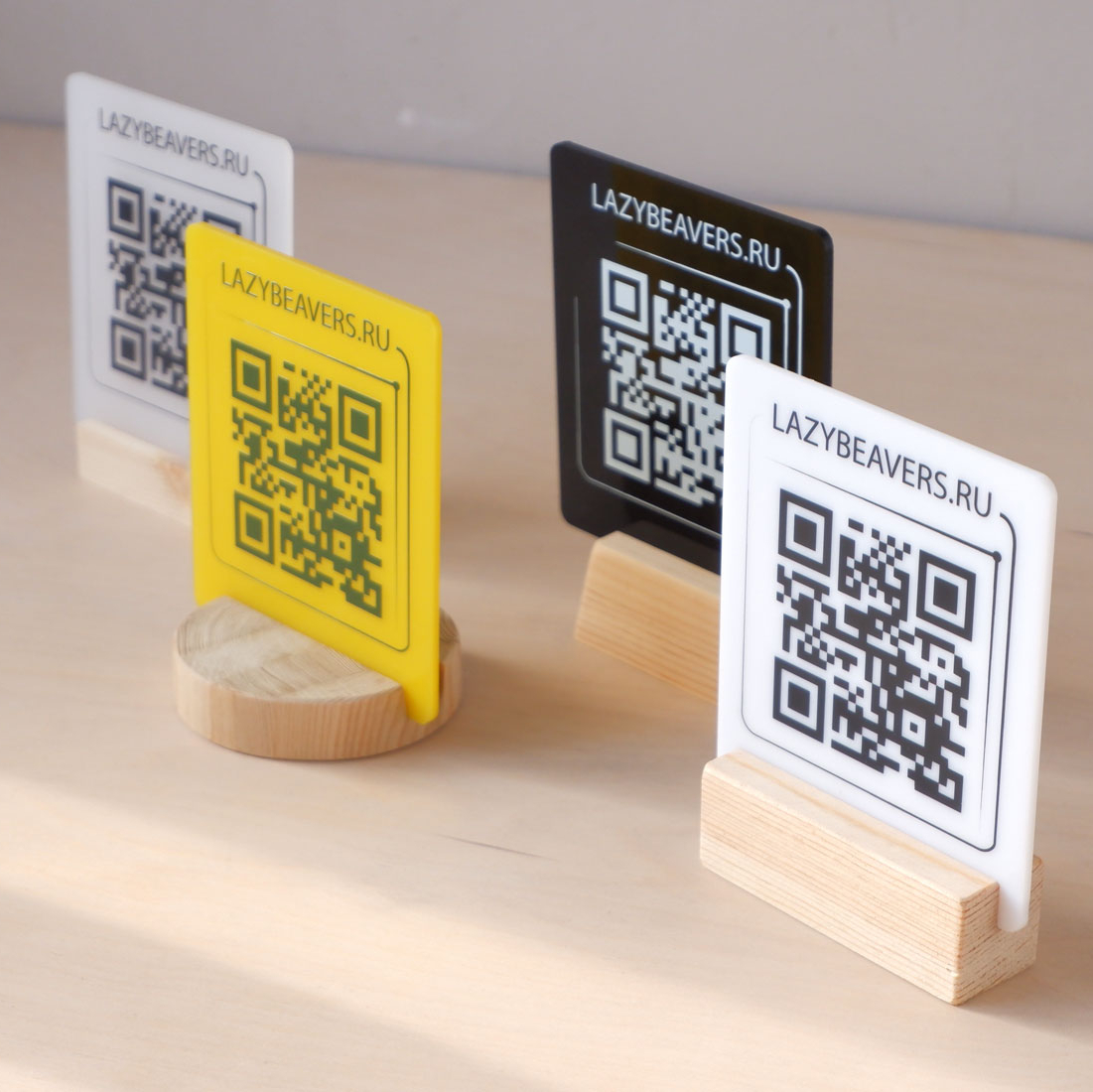 Табличка из акрила квадратная с печатью QR кода на деревянном основании