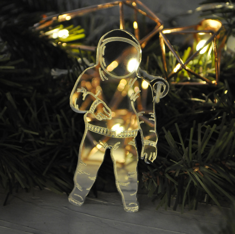 Ёлочная новогодняя игрушка -  космонавт в космосе - купить необычный сибирский сувенир в подарок на Новый год