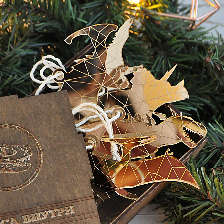 Набор зеркальных ёлочных новогодних игрушек в виде динозавров в подарочной коробке - необычный подарок на новый год