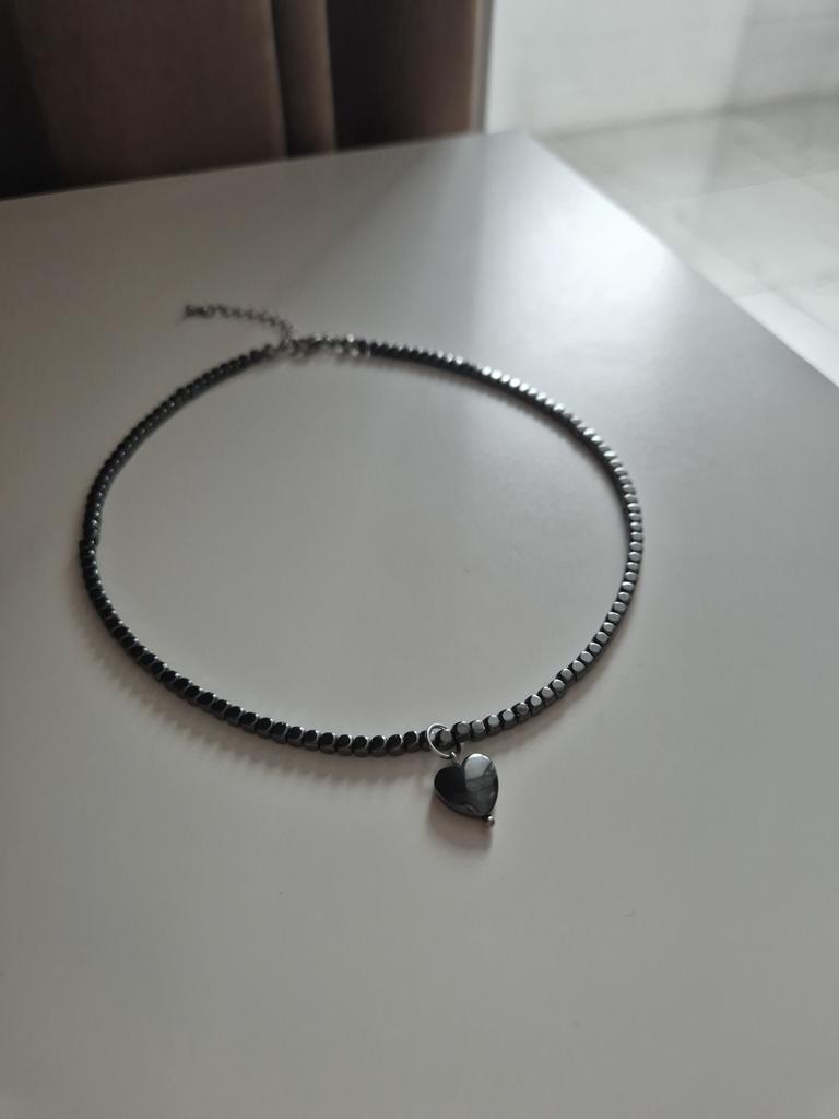 Чокер из темного гематита с сердцем