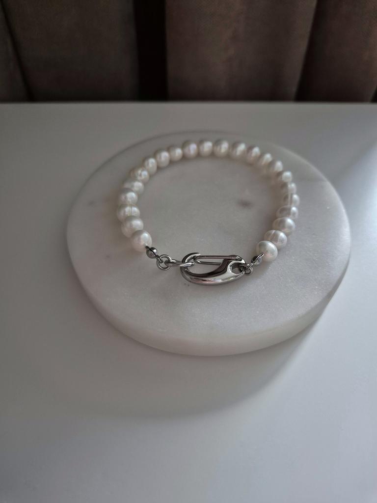 Браслет с натуральным жемчугом и крупным карабином