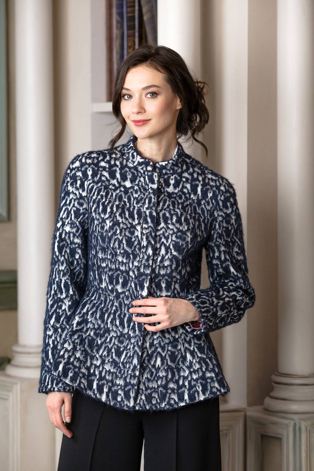 "Пригласите меня в театр"