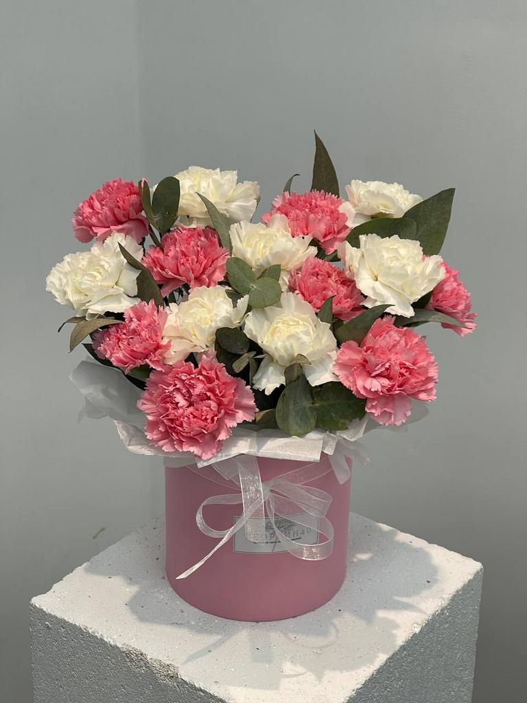 Композиция с диантусами и эвкалиптом