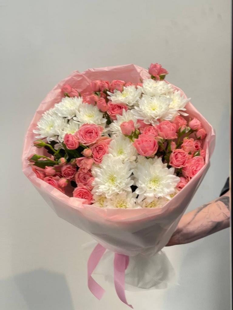 Дуо букет из кустовой розы и хризантемы