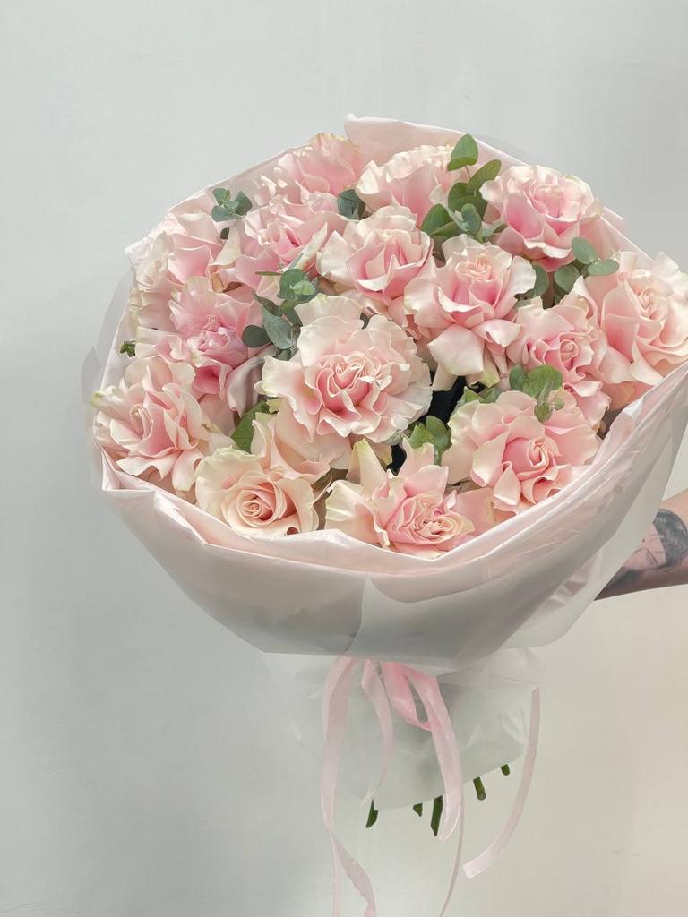 Монобукет из 15 французских роз с эвкалиптом