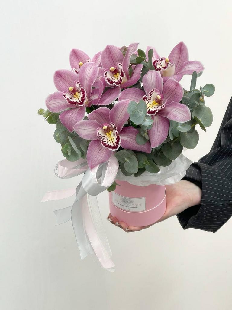 Композиция с орхидеей и эвкалиптом