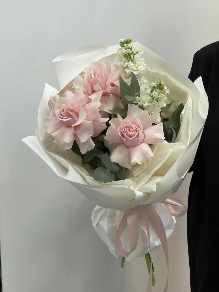 Дуо букет из французской розы и маттиолы