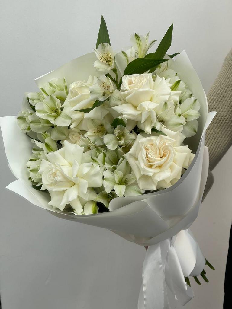 дуо букет из французской розы и альстромерии