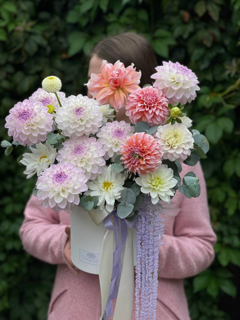 Композиция с георгинами