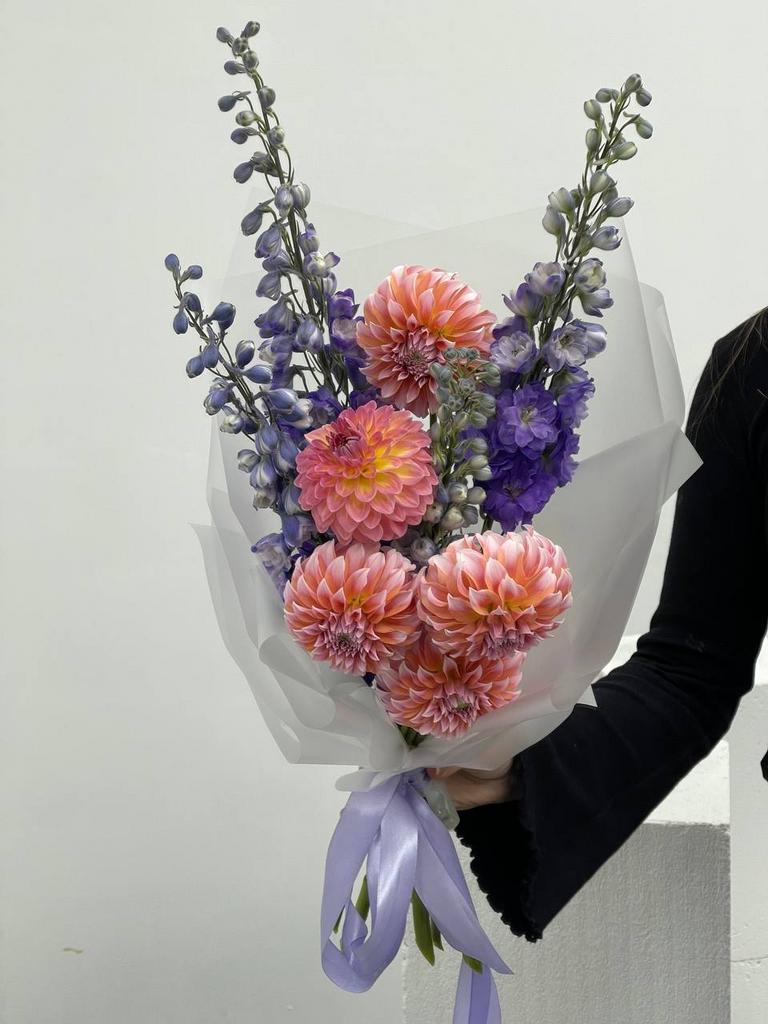 Дуо букет из георгин и дильфиниума