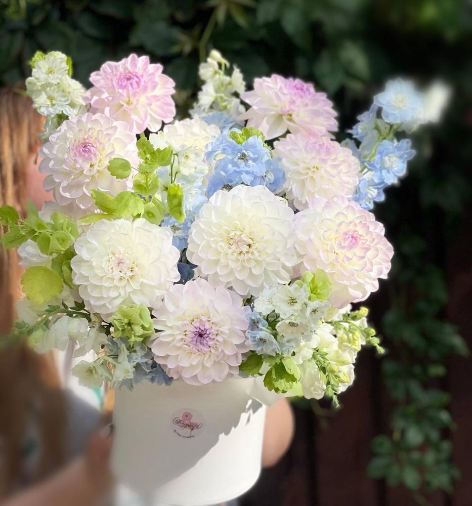 Композиция с георгинами и дильфиниумом