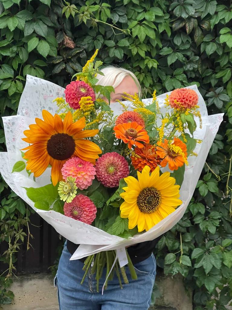 Авторский букет с сезонными георгинами и гелиантусами