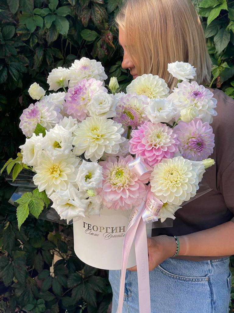 Композиция с георгинами и эустомой