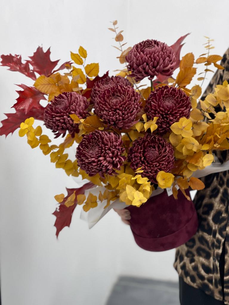 Композиция с хризантемами Бигуди и сезонной зеленью