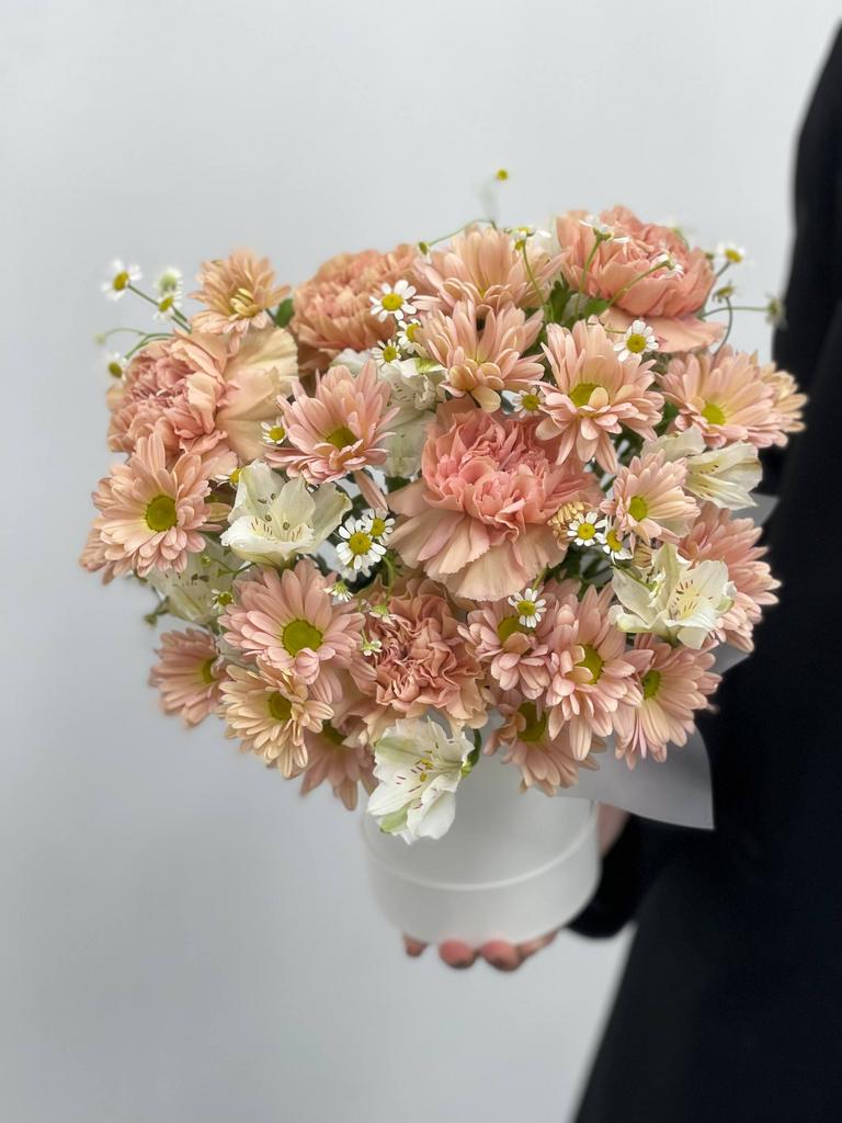 Композиция с диантусами и хризантемой сантини,танацентумом и альстромериеей